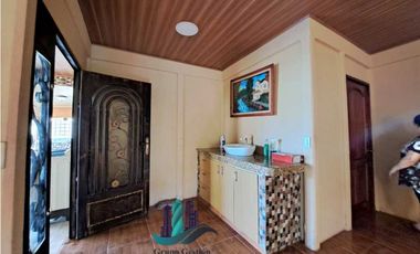 VENDO CASA DE 5 HABITACIONES DE ESQUINA