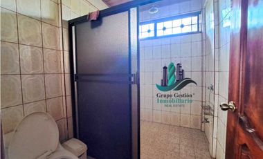VENDO CASA DE 5 HABITACIONES DE ESQUINA