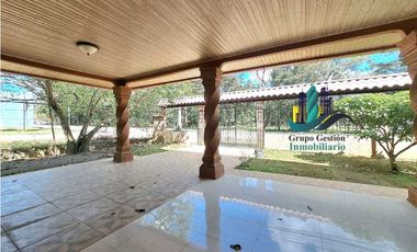 VENDO CASA DE 5 HABITACIONES DE ESQUINA