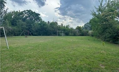 QUINTA EN HOSTERIA CON AMPLIO LOTE!!