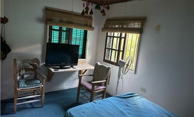 QUINTA EN HOSTERIA CON AMPLIO LOTE!!