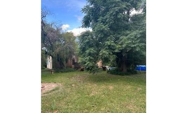 QUINTA EN HOSTERIA CON AMPLIO LOTE!!