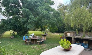 QUINTA EN HOSTERIA CON AMPLIO LOTE!!