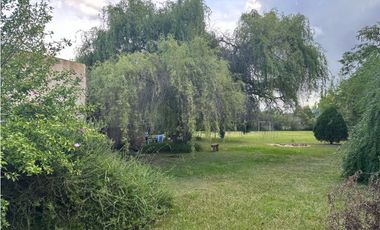 QUINTA EN HOSTERIA CON AMPLIO LOTE!!