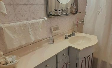 Casa 5 amb en 2 Plantas, con Patio, Terraza y Cochera!