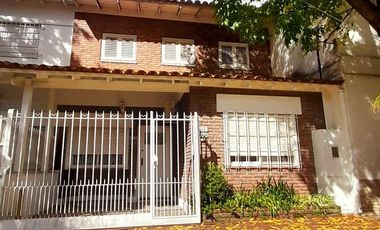 Casa 5 amb en 2 Plantas, con Patio, Terraza y Cochera!