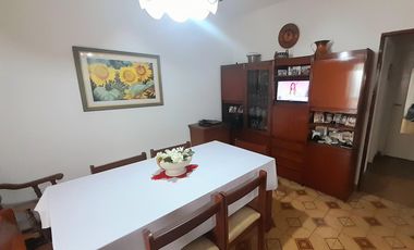 Casa 5 amb en 2 Plantas, con Patio, Terraza y Cochera!