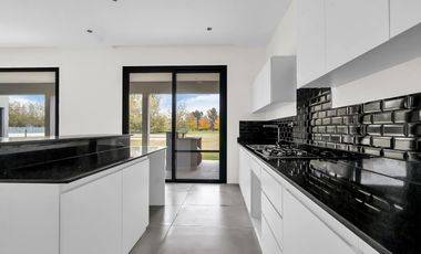 Espectacular casa a estrenar en alquiler en el barrio San Joaquín