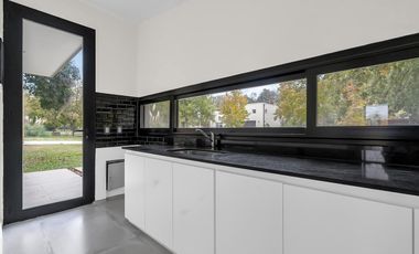 Espectacular casa a estrenar en alquiler en el barrio San Joaquín