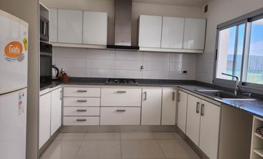 Casa en venta - 3 Dormitorios 1 Baño - 900mts2 - Ezeiza