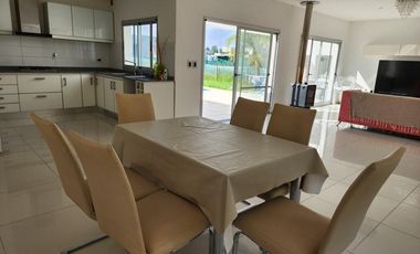 Casa en venta - 3 Dormitorios 1 Baño - 900mts2 - Ezeiza