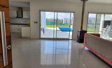 Casa en venta - 3 Dormitorios 1 Baño - 900mts2 - Ezeiza