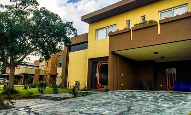 Casa en venta - 6 Dormitorios 6 Baños - Cocheras - 1000Mts2 - San Marco
