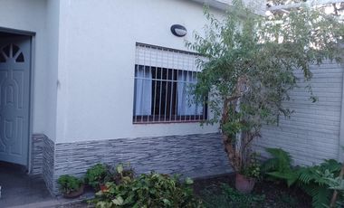 Casa en venta - 3 Dormitorios 2 Baños - Cochera - 225Mts2 - Berazategui