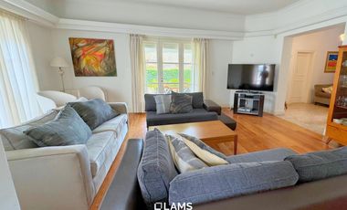 VENTA de Importante Chalet de Estilo - En Barrio Los Troncos