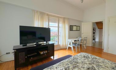 VENTA de Importante Chalet de Estilo - En Barrio Los Troncos