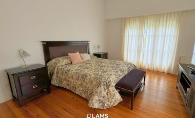 VENTA de Importante Chalet de Estilo - En Barrio Los Troncos