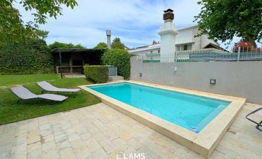 VENTA de Importante Chalet de Estilo - En Barrio Los Troncos