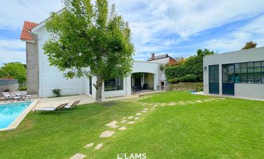 VENTA de Importante Chalet de Estilo - En Barrio Los Troncos