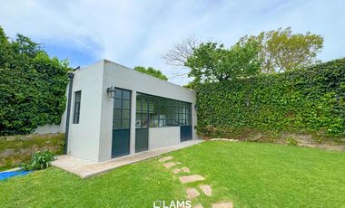 VENTA de Importante Chalet de Estilo - En Barrio Los Troncos