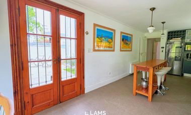 VENTA de Importante Chalet de Estilo - En Barrio Los Troncos