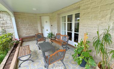 VENTA de Importante Chalet de Estilo - En Barrio Los Troncos