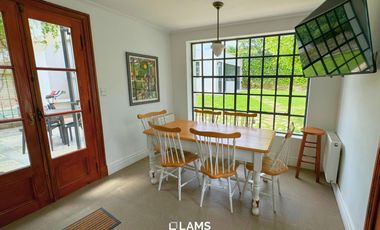 VENTA de Importante Chalet de Estilo - En Barrio Los Troncos