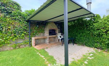 VENTA de Importante Chalet de Estilo - En Barrio Los Troncos