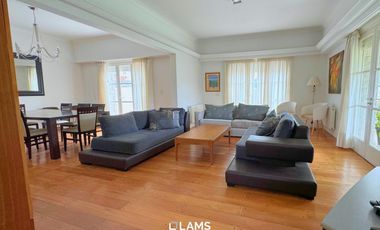 VENTA de Importante Chalet de Estilo - En Barrio Los Troncos
