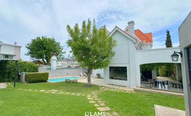VENTA de Importante Chalet de Estilo - En Barrio Los Troncos