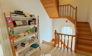 VENTA de Importante Chalet de Estilo - En Barrio Los Troncos