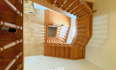 VENTA de Importante Chalet de Estilo - En Barrio Los Troncos