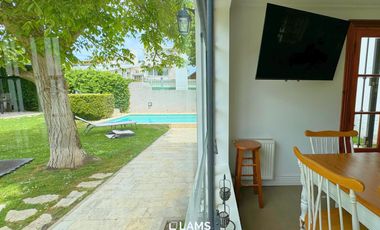VENTA de Importante Chalet de Estilo - En Barrio Los Troncos