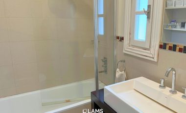 VENTA de Importante Chalet de Estilo - En Barrio Los Troncos