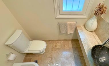VENTA de Importante Chalet de Estilo - En Barrio Los Troncos