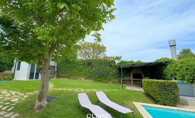 VENTA de Importante Chalet de Estilo - En Barrio Los Troncos