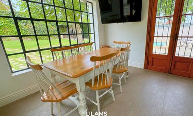 VENTA de Importante Chalet de Estilo - En Barrio Los Troncos