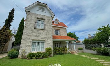 VENTA de Importante Chalet de Estilo - En Barrio Los Troncos