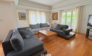 VENTA de Importante Chalet de Estilo - En Barrio Los Troncos