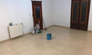 Casa en venta - 2 Dormitorios 2 Baños - Cochera - 415Mts2 - Escobar