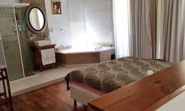 Venta Casa 3 dormitorios con amplio parque - Roldan