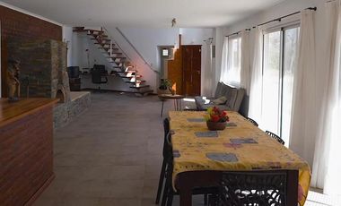 Venta Casa 3 dormitorios con amplio parque - Roldan
