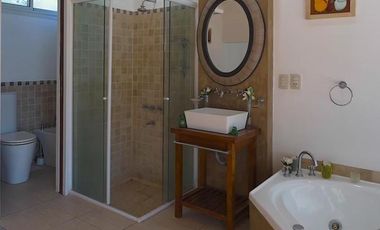Venta Casa 3 dormitorios con amplio parque - Roldan