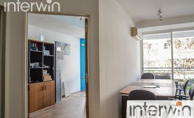 Excelente consultorio de 50 m2 con balcón al frente. Cochera fija. Belgrano.