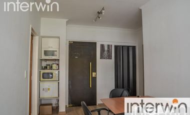Excelente consultorio de 50 m2 con balcón al frente. Cochera fija. Belgrano.