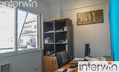 Excelente consultorio de 50 m2 con balcón al frente. Cochera fija. Belgrano.