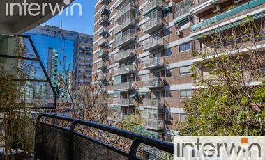 Excelente consultorio de 50 m2 con balcón al frente. Cochera fija. Belgrano.