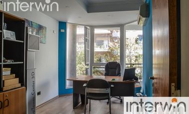 Excelente consultorio de 50 m2 con balcón al frente. Cochera fija. Belgrano.