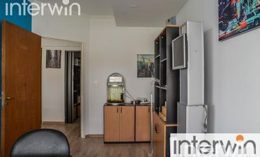 Excelente consultorio de 50 m2 con balcón al frente. Cochera fija. Belgrano.