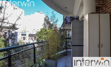 Excelente consultorio de 50 m2 con balcón al frente. Cochera fija. Belgrano.